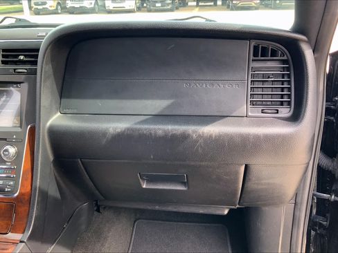 Used 2016 Lincoln Navigator L Select RWD image 18