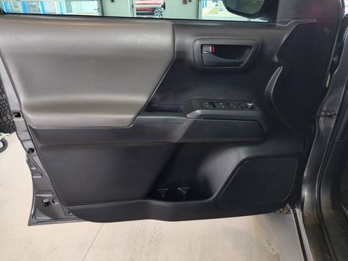 Used 2017 Toyota Tacoma SR w/ Tow Package image 18