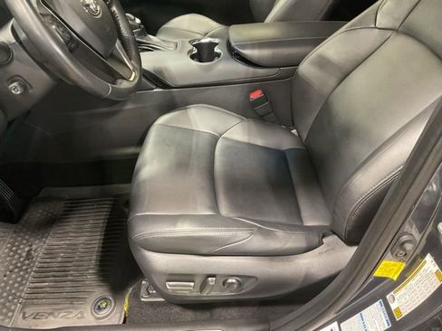 Used 2022 Toyota Venza XLE image 10