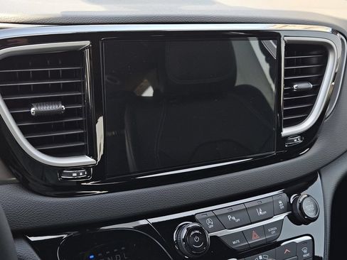 New 2026 Chrysler Voyager LX FWD image 17