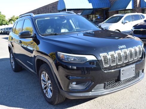 Used 2019 Jeep Cherokee Latitude Plus w/ Comfort/Convenience Group image 3