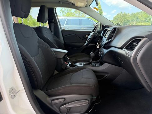 Used 2019 Jeep Cherokee Latitude w/ Popular Appearance Group FWD image 22
