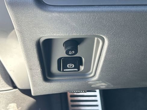 Used 2025 Chevrolet Corvette Stingray Coupe w/ 1LT image 18