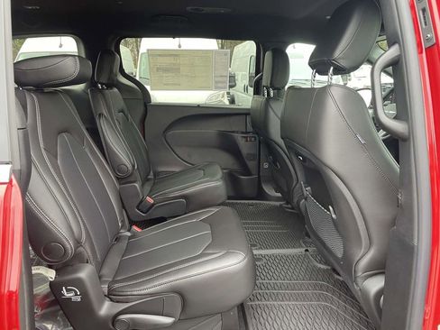 New 2026 Chrysler Pacifica Select image 16