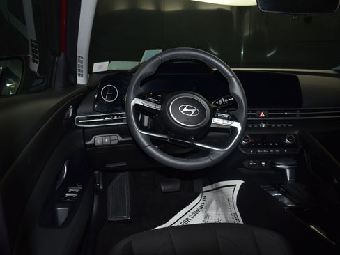 Used 2025 Hyundai Elantra SEL image 17