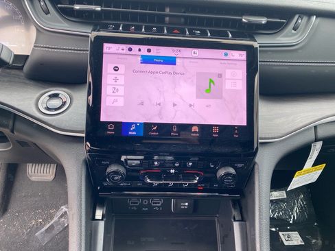 Used 2025 Jeep Grand Cherokee Limited w/ Luxury Tech Group II image 11