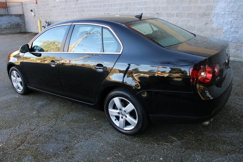 Used 2009 Volkswagen Jetta SE FWD image 4