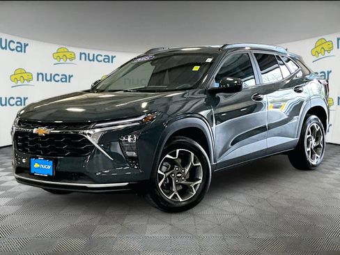Used 2025 Chevrolet Trax LT w/ Driver Confidence Package FWD image 3