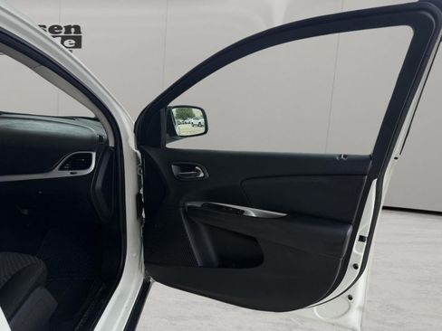 Used 2020 Dodge Journey SE w/ SE Popular Equipment Group FWD image 18