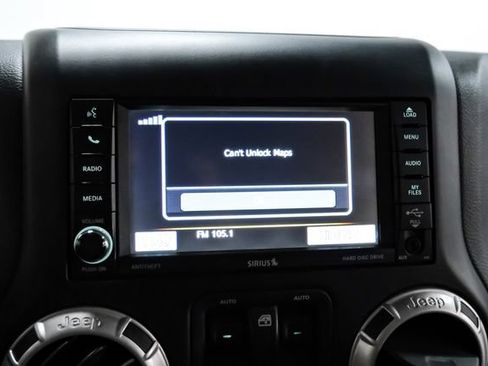 Used 2017 Jeep Wrangler Sahara w/ Connectivity Group AWD/4WD image 18