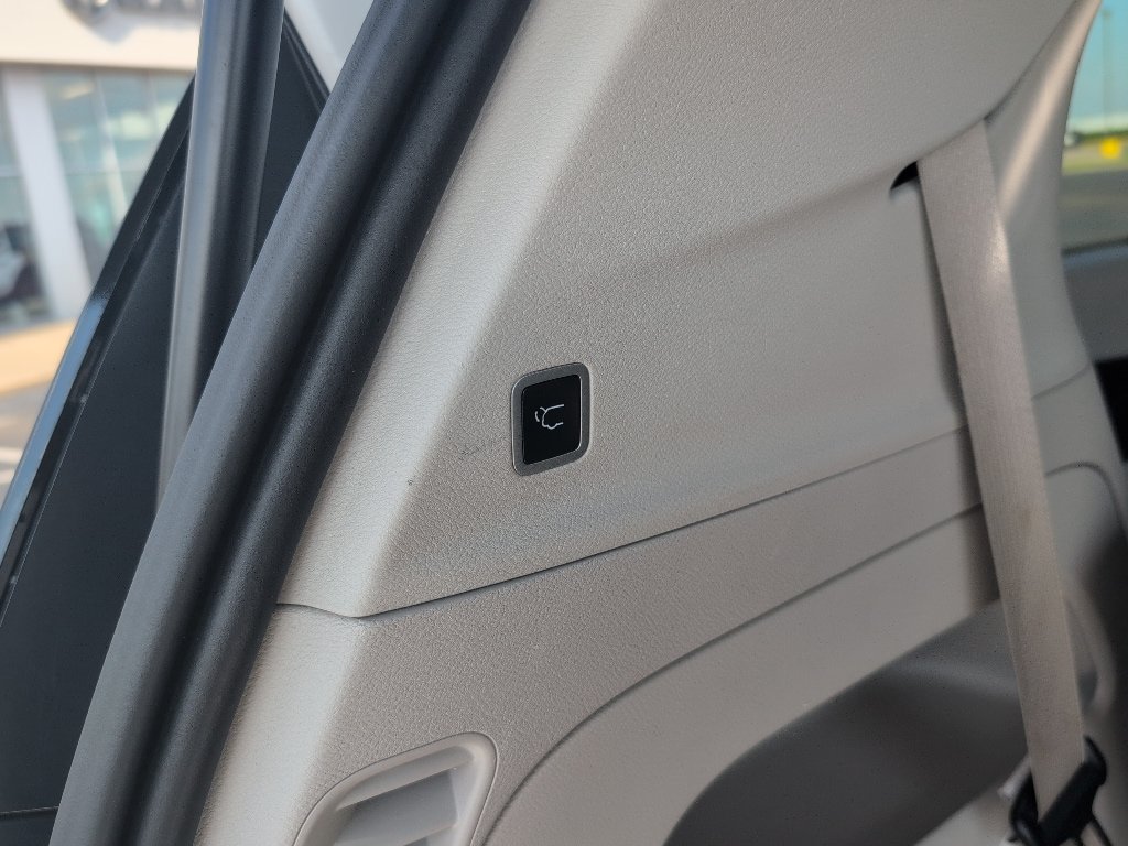 Used 2024 Chrysler Pacifica Touring-L FWD image 12