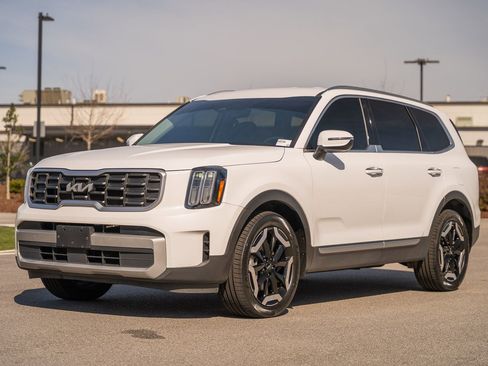 Used 2023 Kia Telluride S image 3