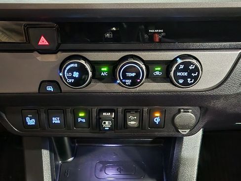 Used 2018 Toyota Tacoma TRD Sport w/ Technology Package image 39