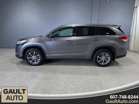 Used 2018 Toyota Highlander XLE AWD/4WD image 5