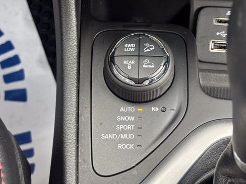 Used 2014 Jeep Cherokee Trailhawk w/ Leather Interior Group AWD/4WD image 9