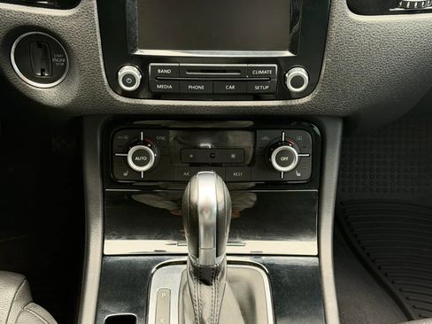 Used 2014 Volkswagen Touareg Sport image 18