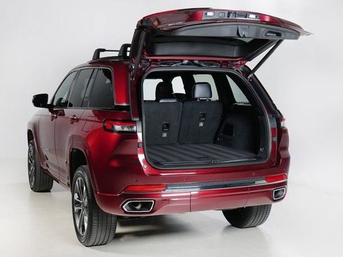 Used 2022 Jeep Grand Cherokee Overland w/ Luxury Tech Group IV image 6