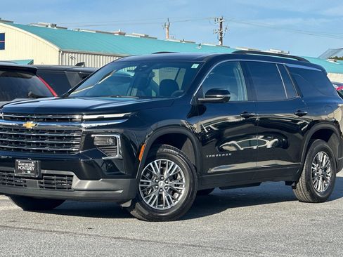 Used 2024 Chevrolet Traverse LT image 1