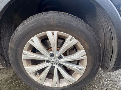 Used 2018 Volkswagen Tiguan SE w/ Panoramic Sunroof Package image 4