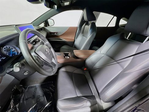 Certified 2024 Toyota Venza XLE image 19