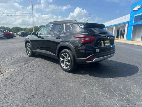 Used 2025 Chevrolet Trax LT FWD image 4
