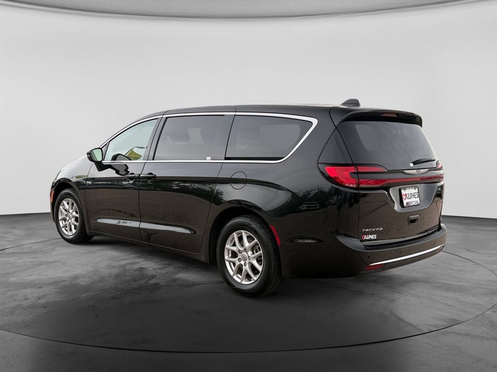 Used 2023 Chrysler Pacifica Touring-L FWD image 7