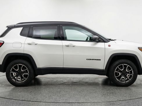 Used 2025 Jeep Compass Trailhawk AWD/4WD image 11