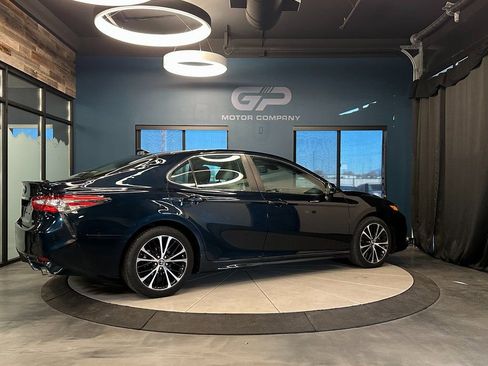 Used 2019 Toyota Camry SE image 3