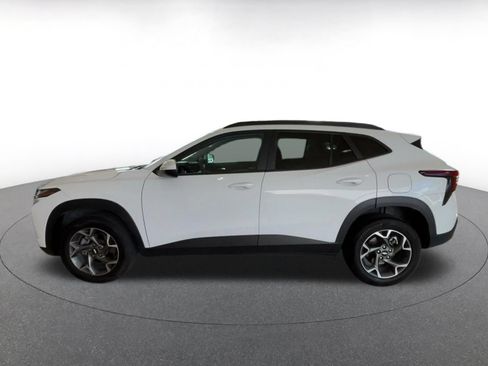 Used 2025 Chevrolet Trax LT FWD image 8
