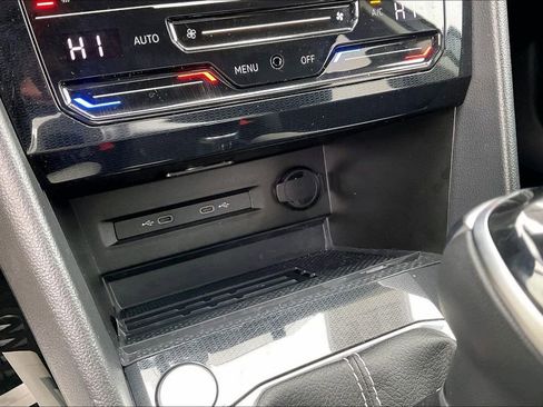 Used 2025 Volkswagen Taos SE image 19