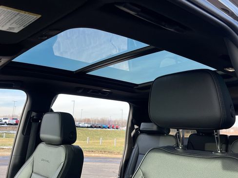 Used 2023 GMC Yukon XL Denali image 19