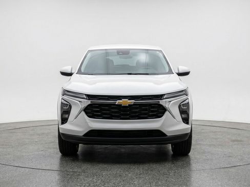 Used 2025 Chevrolet Trax LT image 2