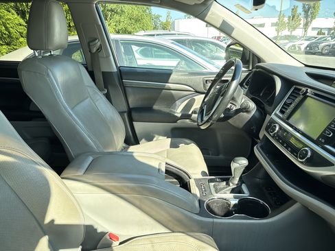 Used 2017 Toyota Highlander Limited image 4
