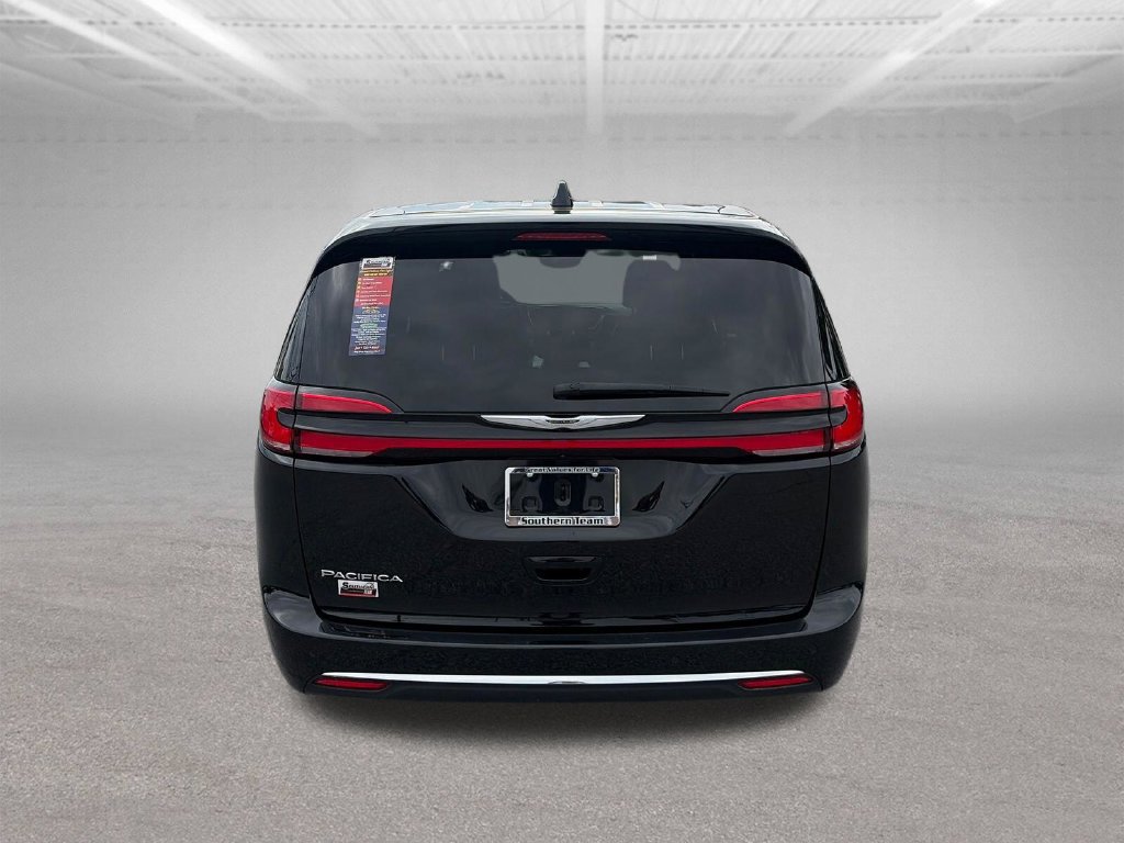 Used 2025 Chrysler Pacifica Select FWD image 5