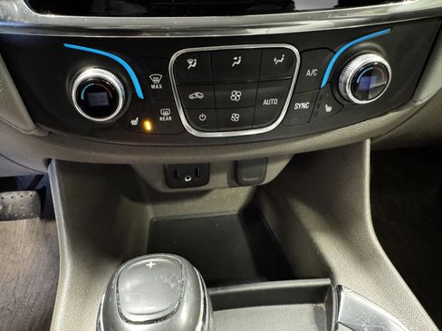 Used 2020 Chevrolet Traverse LT w/ Driver Confidence II Package image 23