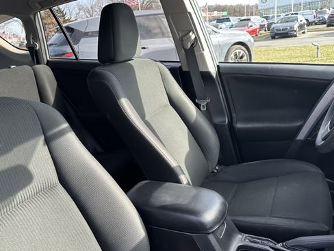 Used 2018 Toyota RAV4 LE image 32