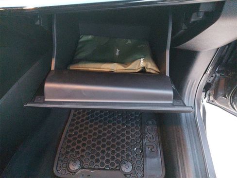 Used 2024 Jeep Compass Trailhawk w/ Trailhawk Convenience Group image 16