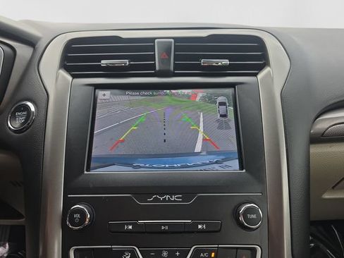 Used 2019 Ford Fusion SE FWD image 16