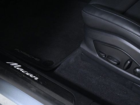 Certified 2025 Porsche Macan Electric image 26