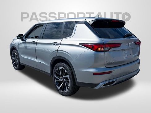 Used 2022 Mitsubishi Outlander SE AWD/4WD image 2