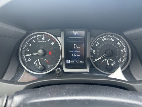 Used 2022 Toyota Tacoma TRD Off-Road w/ TRD Premium Off Road Package AWD/4WD image 25