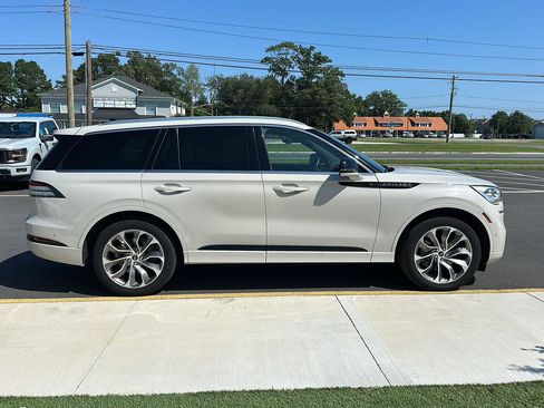 Used 2023 Lincoln Aviator Grand Touring w/ Equipment Group 301A AWD/4WD image 4
