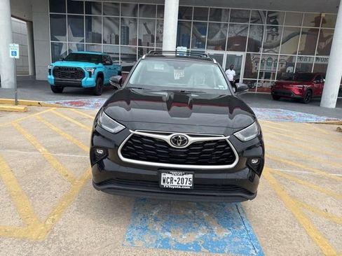 Used 2021 Toyota Highlander XLE AWD/4WD image 2