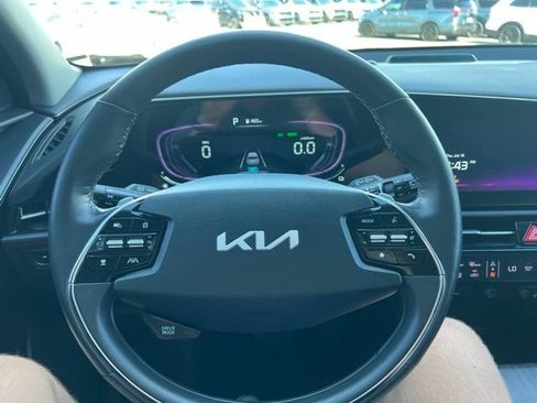 Used 2023 Kia Niro EX w/ EX Cold Weather Package FWD image 8