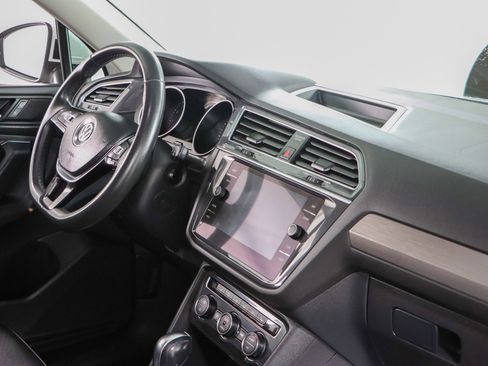 Used 2020 Volkswagen Tiguan SE w/ Panoramic Sunroof Package image 27