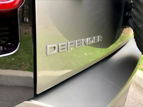 Used 2025 Land Rover Defender 110 X-Dynamic SE image 9