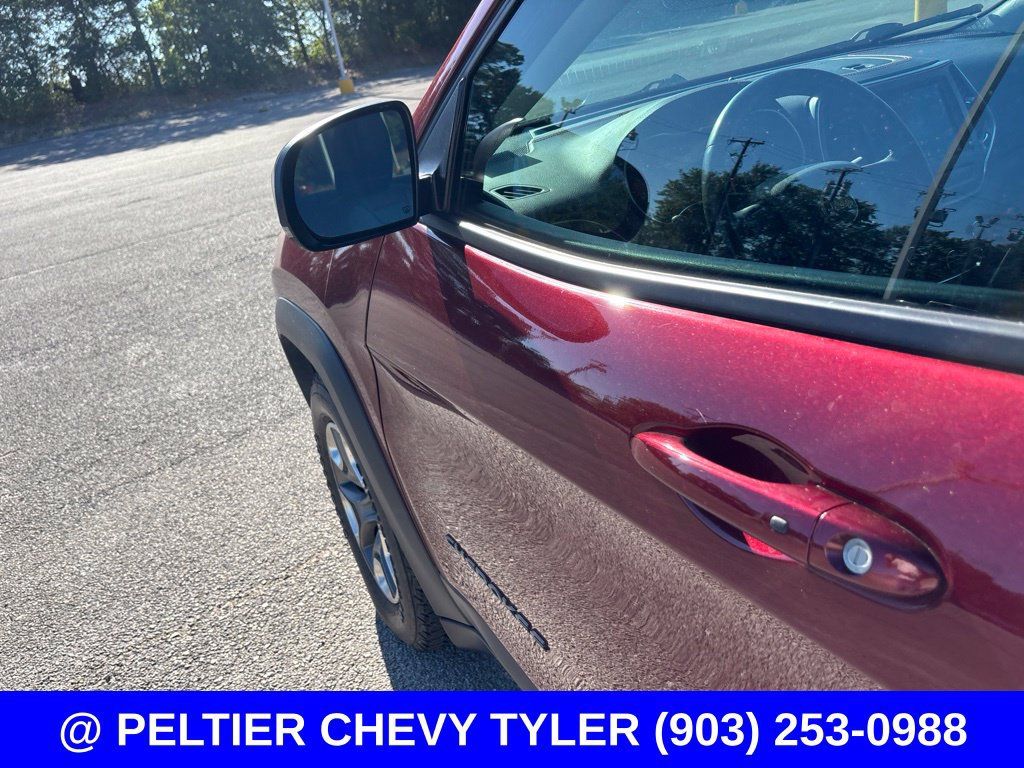 Used 2019 Jeep Cherokee Trailhawk w/ Cold Weather Group AWD/4WD image 12