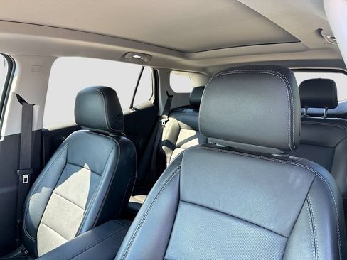 Used 2024 GMC Terrain SLT w/ Infotainment Package II FWD image 12