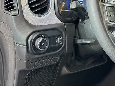 Used 2025 Jeep Wrangler Unlimited Sahara AWD/4WD image 16