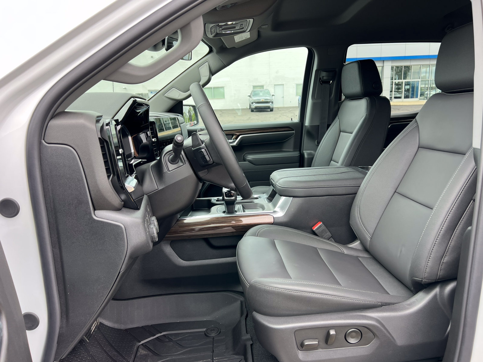 New 2026 Chevrolet Silverado 1500 RST w/ Dark Appearance Package AWD/4WD image 4
